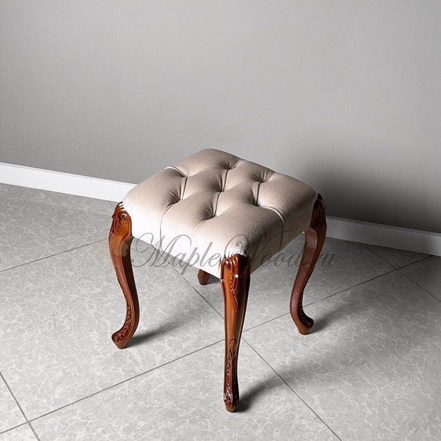 ▎Красивый и удобный пуфик на изящных ножках