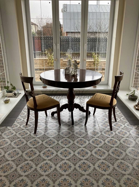 Круглый стол и стулья из коллекции Мария Сильва