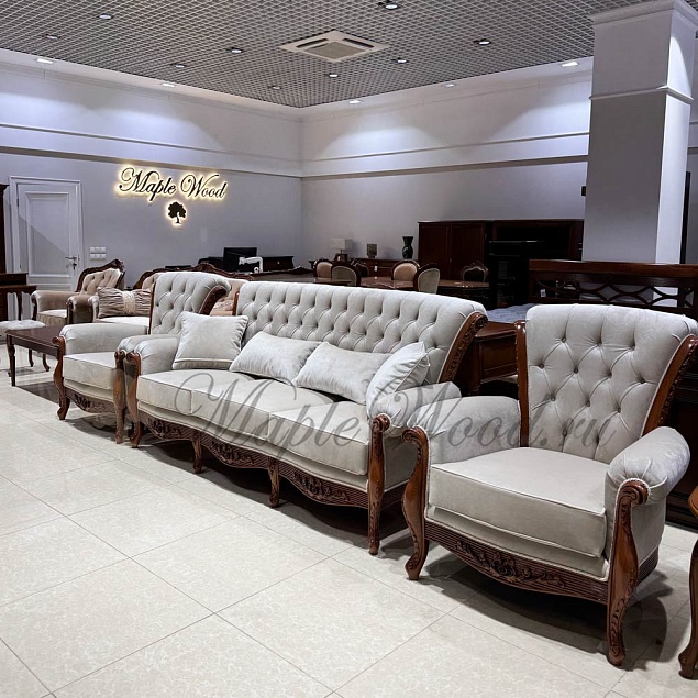 ▎Красивый и удобный пуфик на изящных ножках